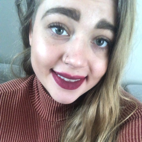 Meet your Posher, Laura - Picture 1 of 1